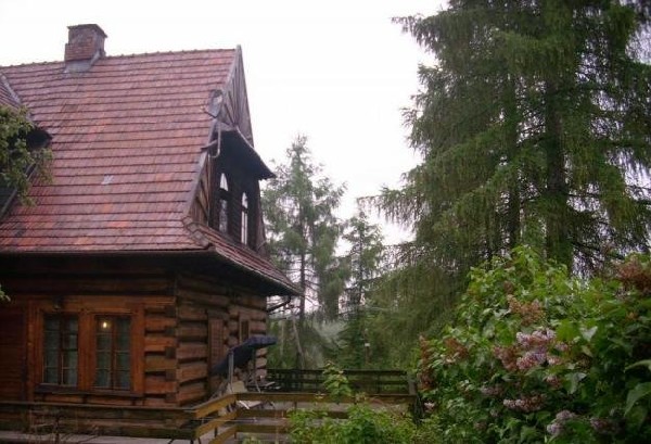 Zapraszamy Państwa na święta Wielkanocne do naszego drewnianego domku w górach. Nasz domek w górach znajduje się w przepięknej miejscowości Rabka Zdrój. Jest to miasteczko znana ze swoich właściwości leczniczych,charakteryzuje się wyjątkowym klimatem. W Rabce znajduje się wiele atrakcji i możliwości spędzania wolnego czasu zarówno w okresie zimowym jak i w w okresie letnim.Dodatkowo Rabka-Zdrój dzięki swojej położeniu jest idealną bazą wypadową do dalszych wypadów.dom w gorach do wynajecia jest juz od 6 osób. Domek w górach który wynajmujemy mieści się blisko centrum miasteczka, a jednocześnie nie tuż przy ulicy, co gwarantuje spokój i ciszę. Domek w górach, który dla Państwa przygotowaliśmy jest piętrowy. Na parterze znajduje się kuchnia, świetlica oraz dwa kilkuosobowe pokoje. Kuchnia jest całkowicie wyposażona ( kuchenka, dwie lodówki, kuchenka mikrofalowa, czajnik, naczynia, sztućce itp.) Na dolnym piętrze są również dwie łazienki. Na pierwszym piętrze mieszczą się pokoje oraz łazienka.Przygotowaliśmy dla Państwa pięć pokoi, dwuosobowe oraz trzyosobowe. Dla Państwa udogodnienia jest również kominek, który fantastycznie sprawdza się kiedy pogoda nie dopisuje.Do domku przynależy również znaczny taras z prześlicznym widokiem na góry.Dodatkowo domek ma spory ogród z altankę, która doskonale nadaje się na grilla. Do Państwa dyspozycji jest parking. Wszystko dla Państwa spokoju jest ogrodzone.